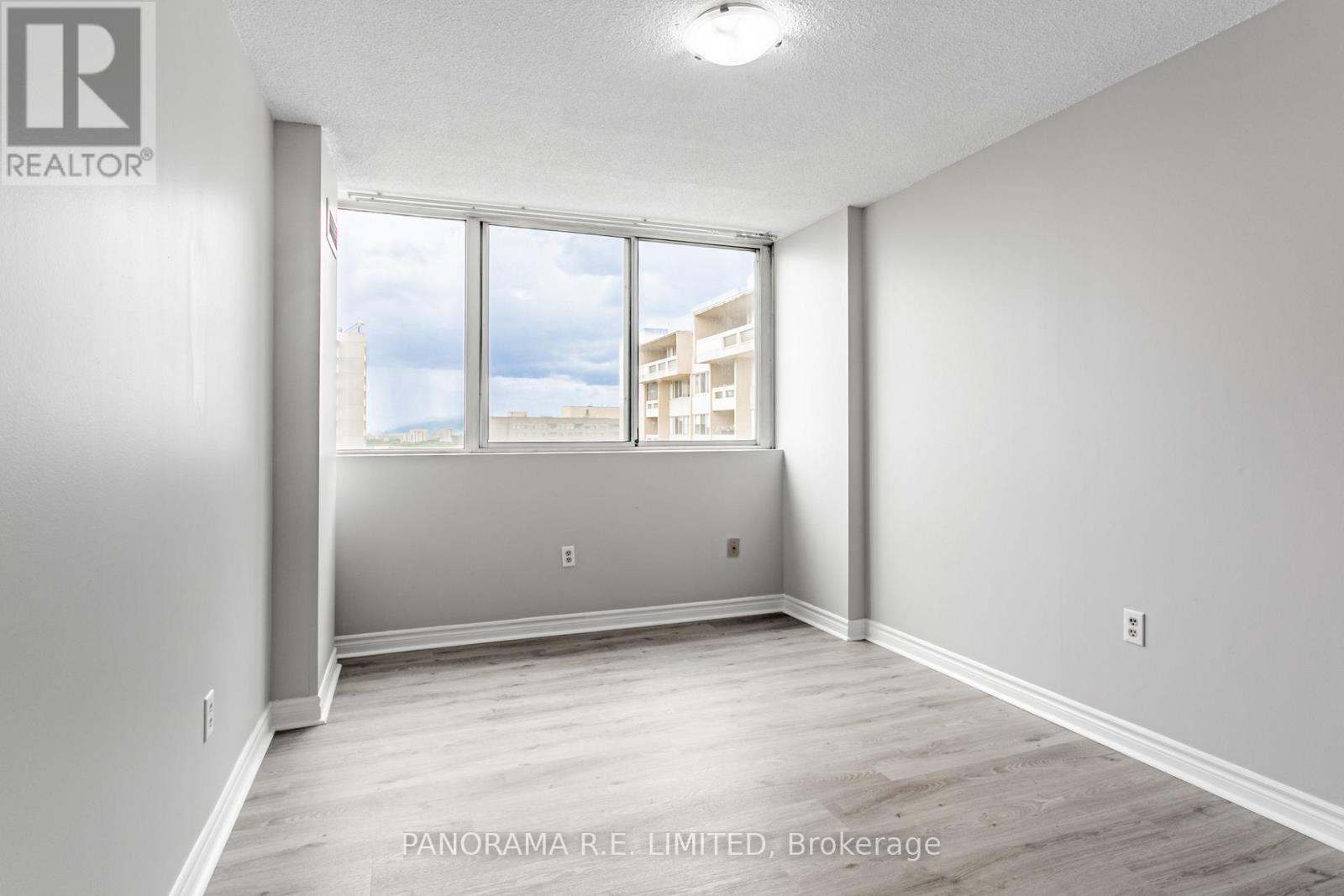 Photo 8 of 1904 3590 Kaneff Crescent, Mississauga ON