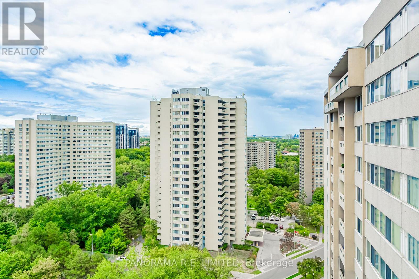 Photo 3 of 1904 3590 Kaneff Crescent, Mississauga ON