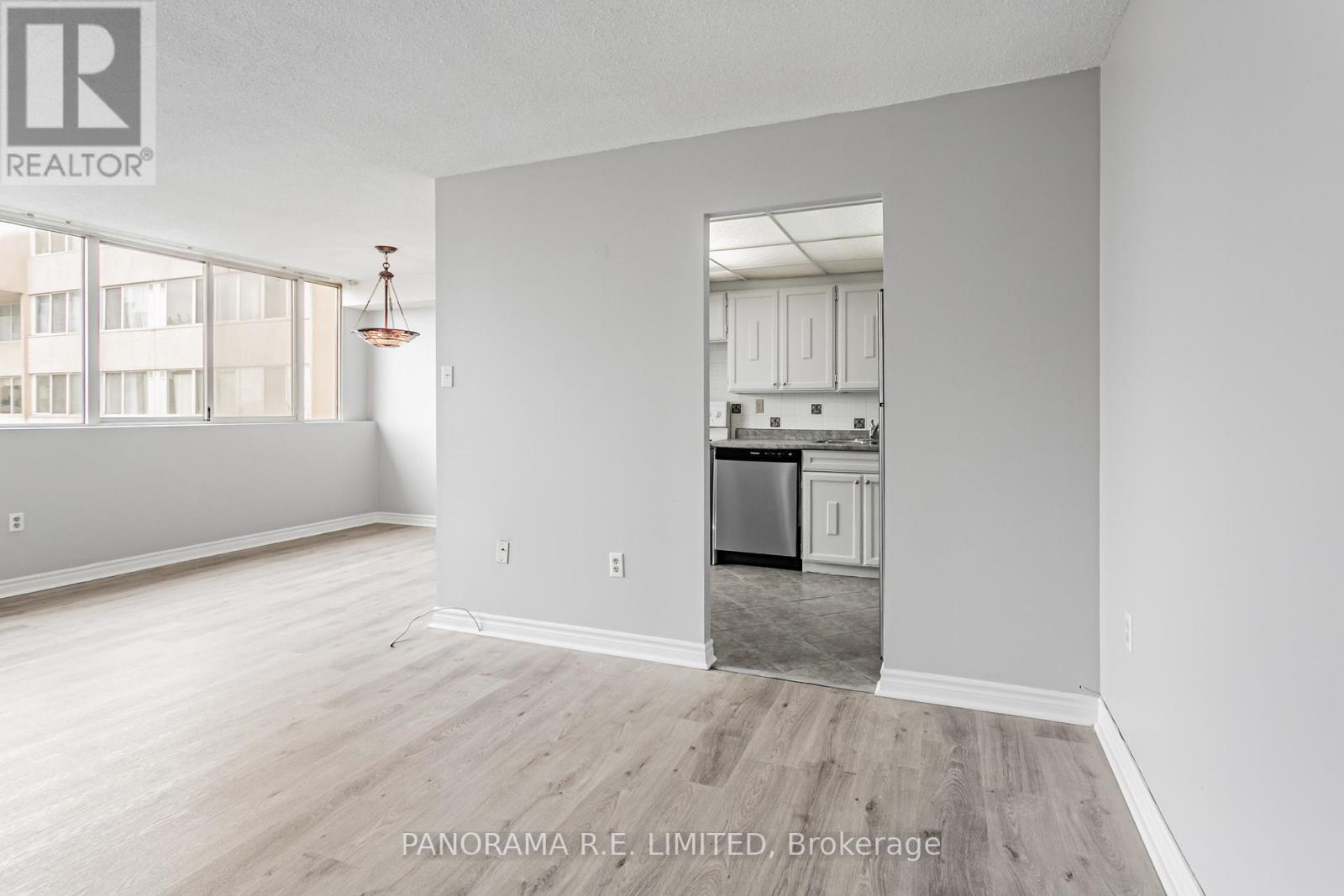 Photo 7 of 1904 3590 Kaneff Crescent, Mississauga ON