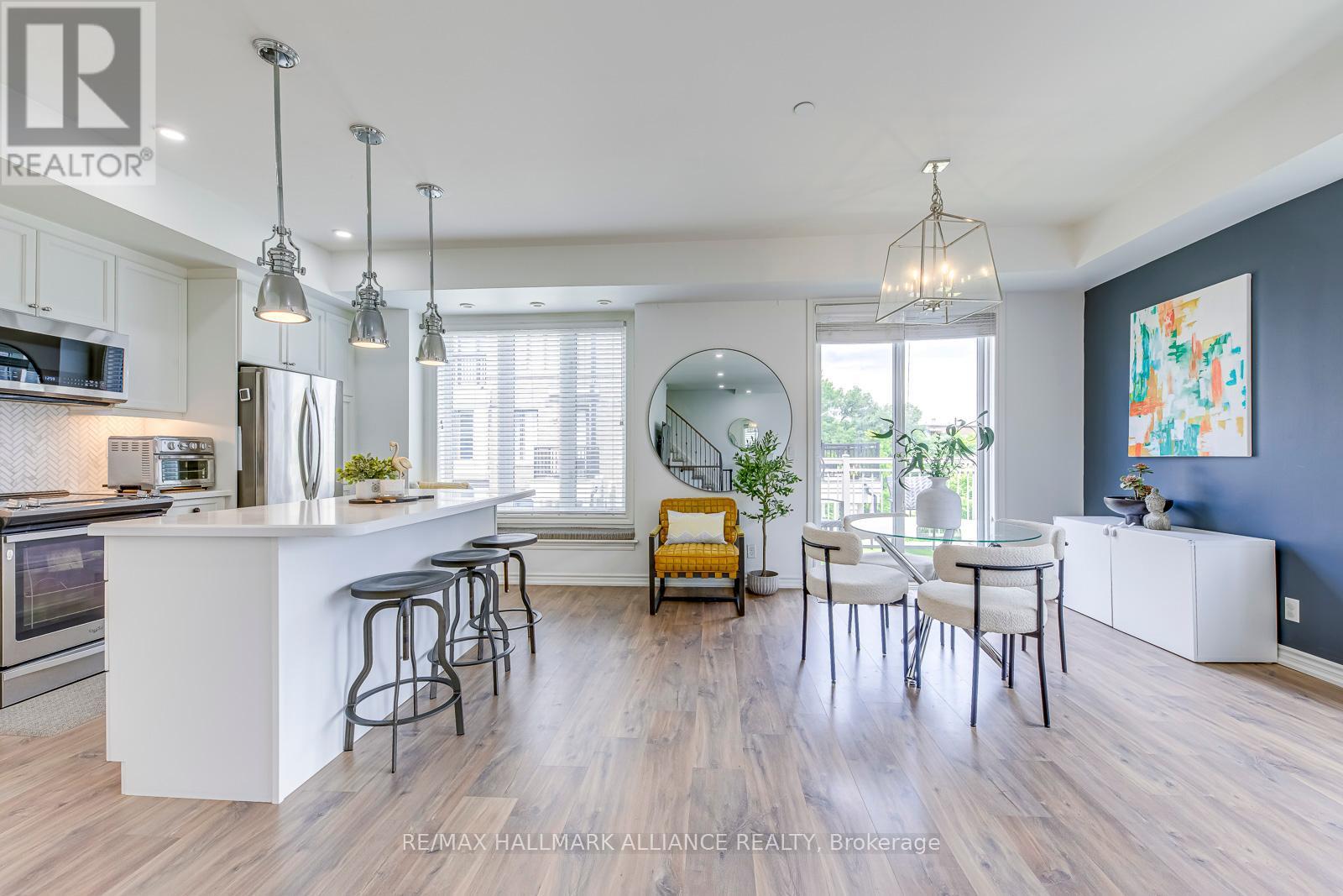 Photo 10 of 18 140 Long Branch Avenue, Toronto ON