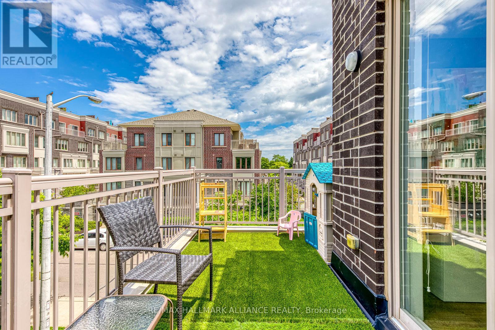 Photo 12 of 18 140 Long Branch Avenue, Toronto ON