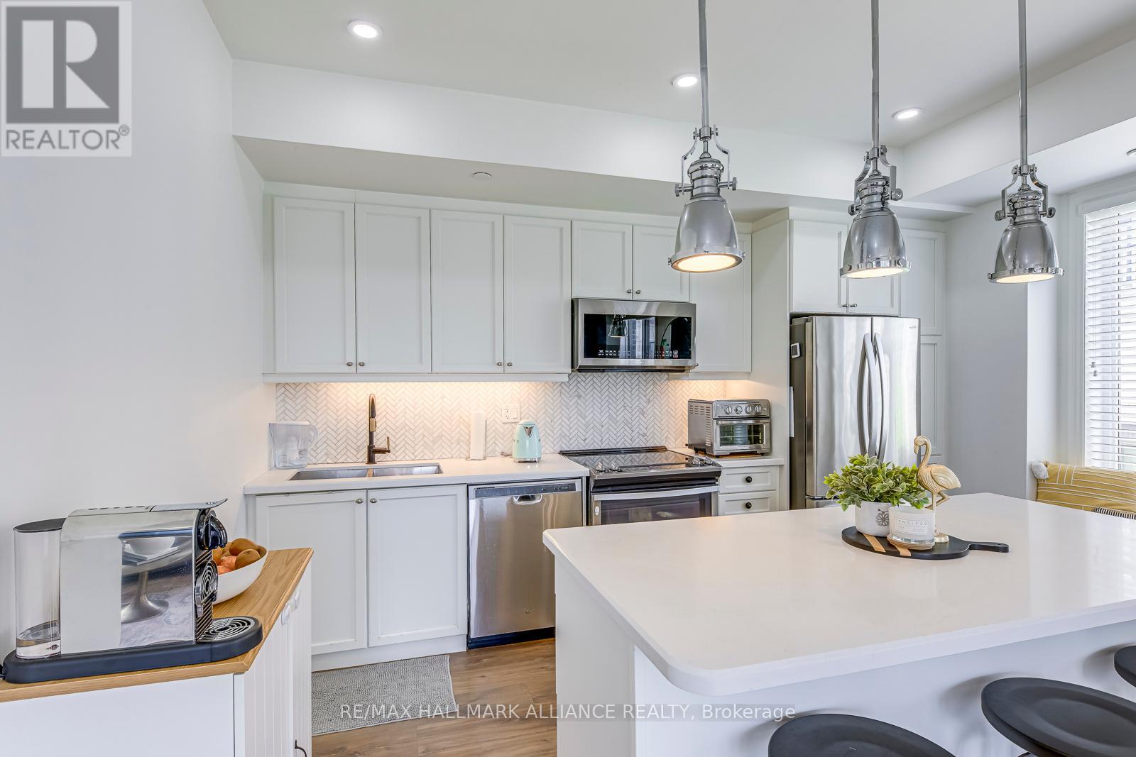 Photo 14 of 18 140 Long Branch Avenue, Toronto ON