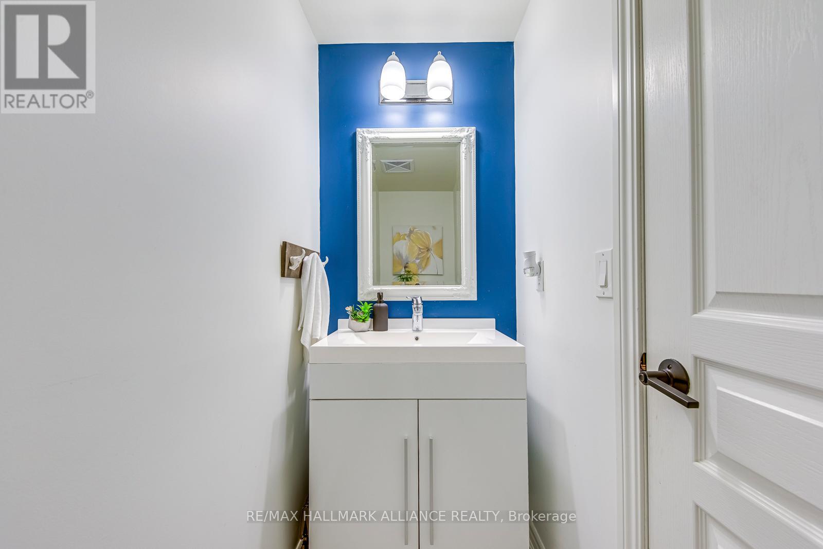 Photo 15 of 18 140 Long Branch Avenue, Toronto ON