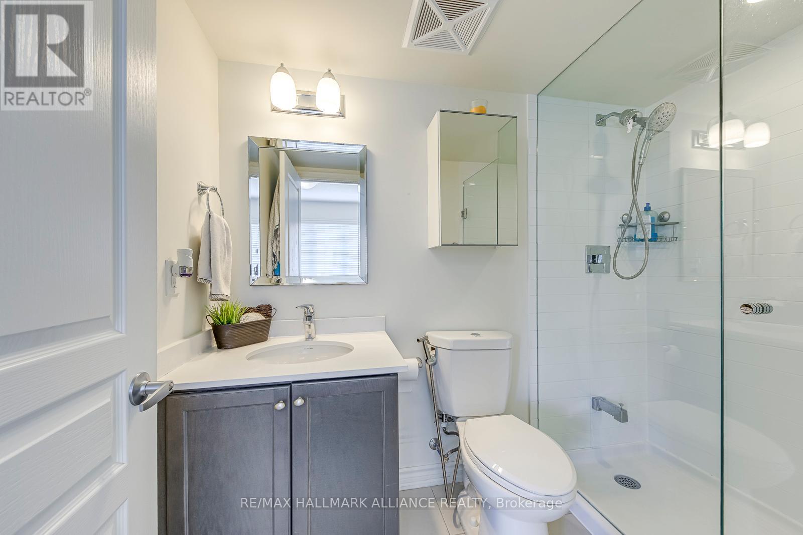 Photo 20 of 18 140 Long Branch Avenue, Toronto ON