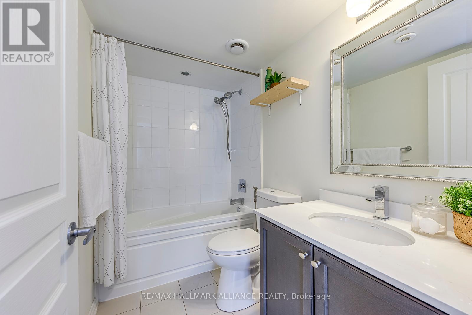 Photo 25 of 18 140 Long Branch Avenue, Toronto ON