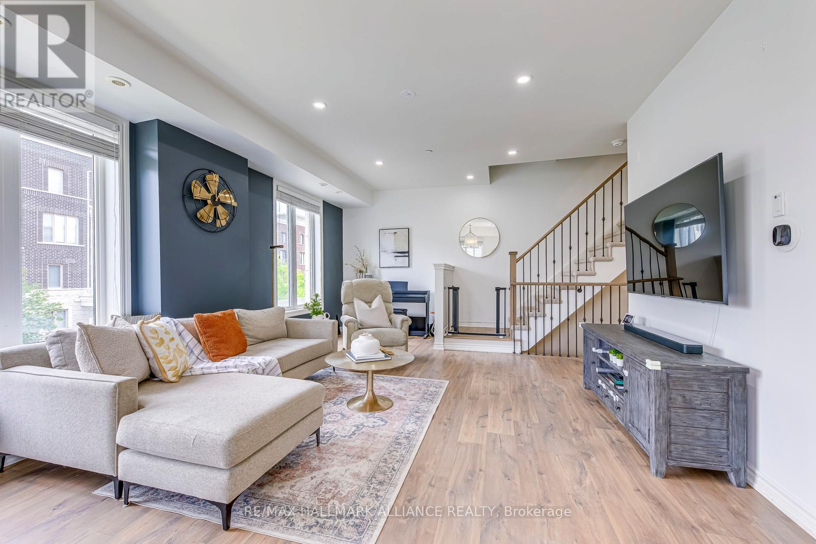 Photo 9 of 18 140 Long Branch Avenue, Toronto ON