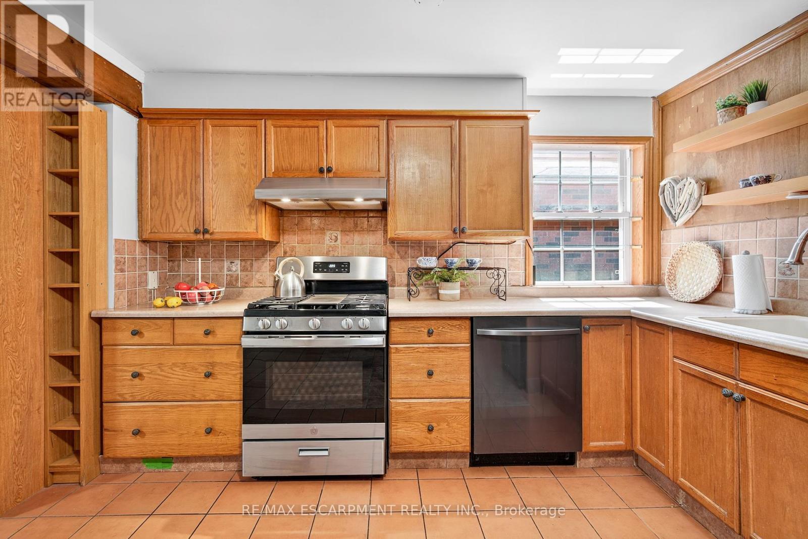 Photo 16 of 146 Normanhurst Avenue W, Hamilton ON