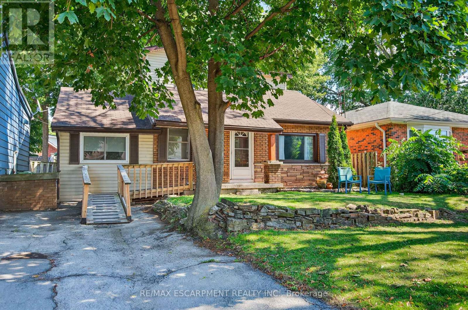 Photo 9 of 146 Normanhurst Avenue W, Hamilton ON