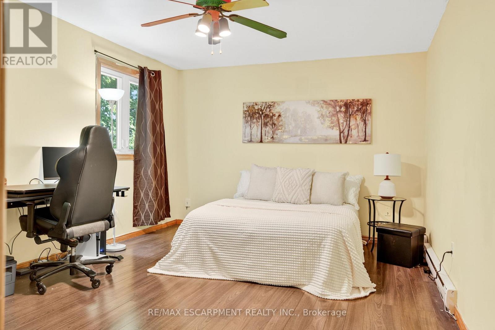 Photo 2 of 146 Normanhurst Avenue W, Hamilton ON