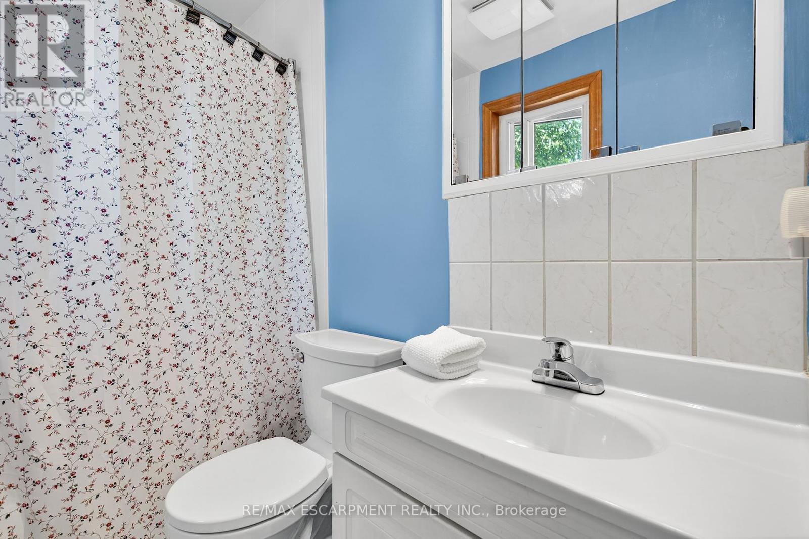 Photo 5 of 146 Normanhurst Avenue W, Hamilton ON