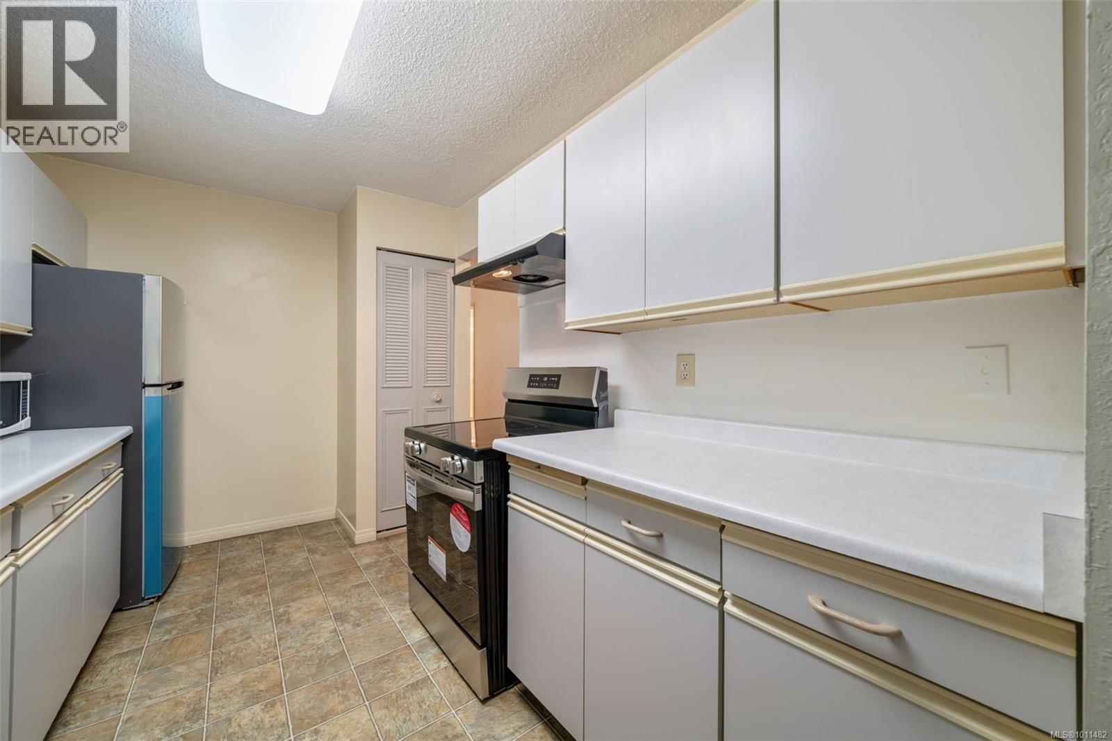 Photo 2 of 319 1005 Mckenzie Ave, Saanich BC