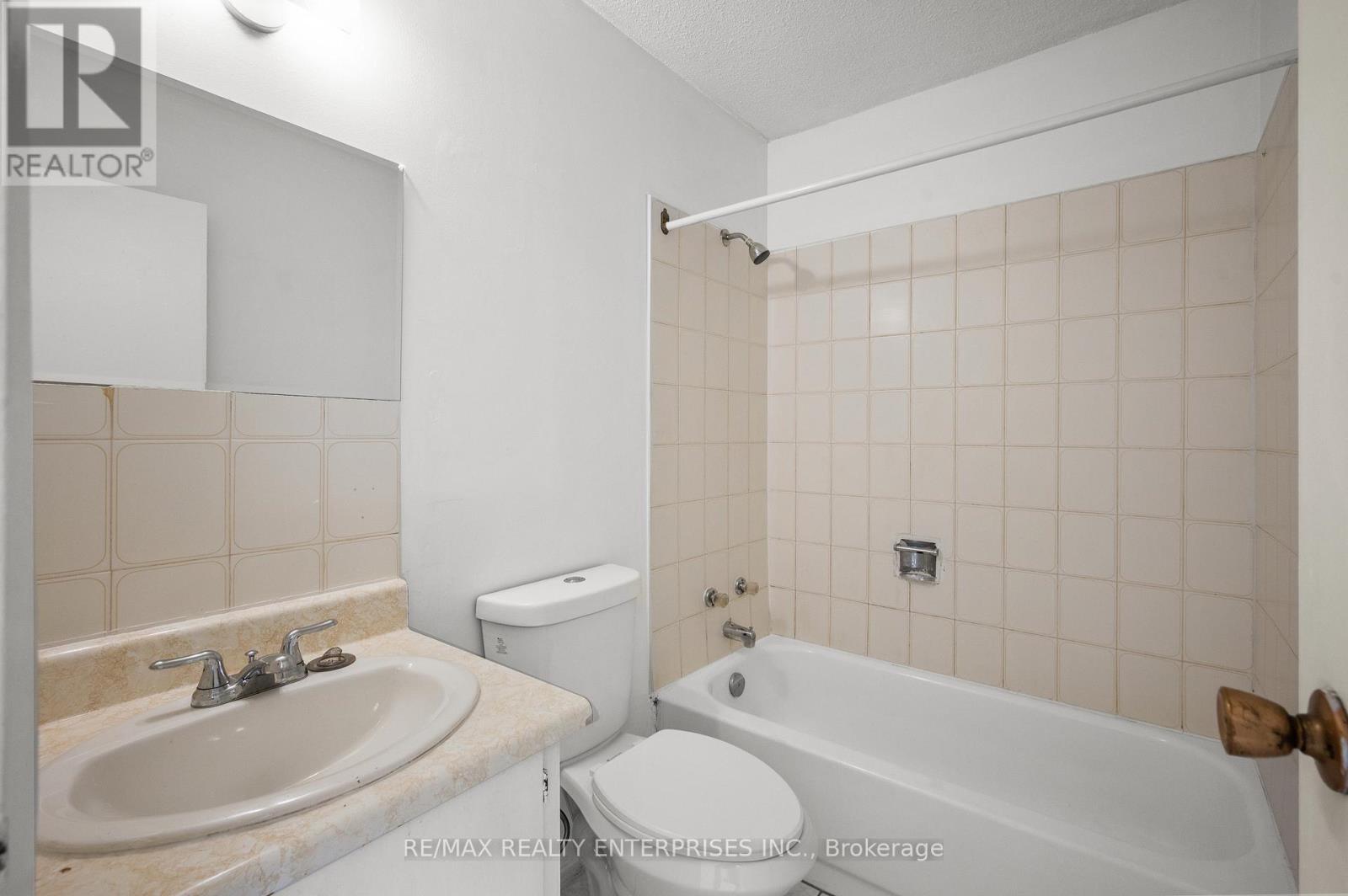 Photo 8 of 4 638 Dufferin Street, Toronto ON