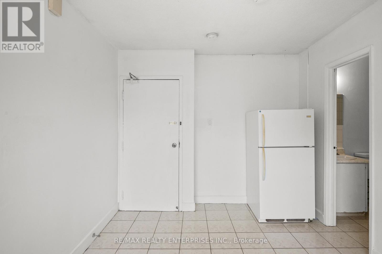 Photo 7 of 4 638 Dufferin Street, Toronto ON