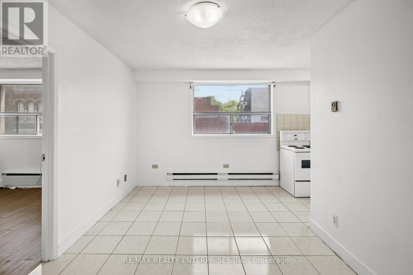 Photo 11 of 4 638 Dufferin Street, Toronto ON