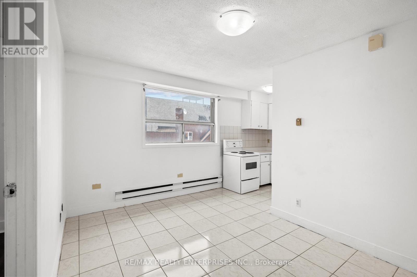 Photo 6 of 4 638 Dufferin Street, Toronto ON