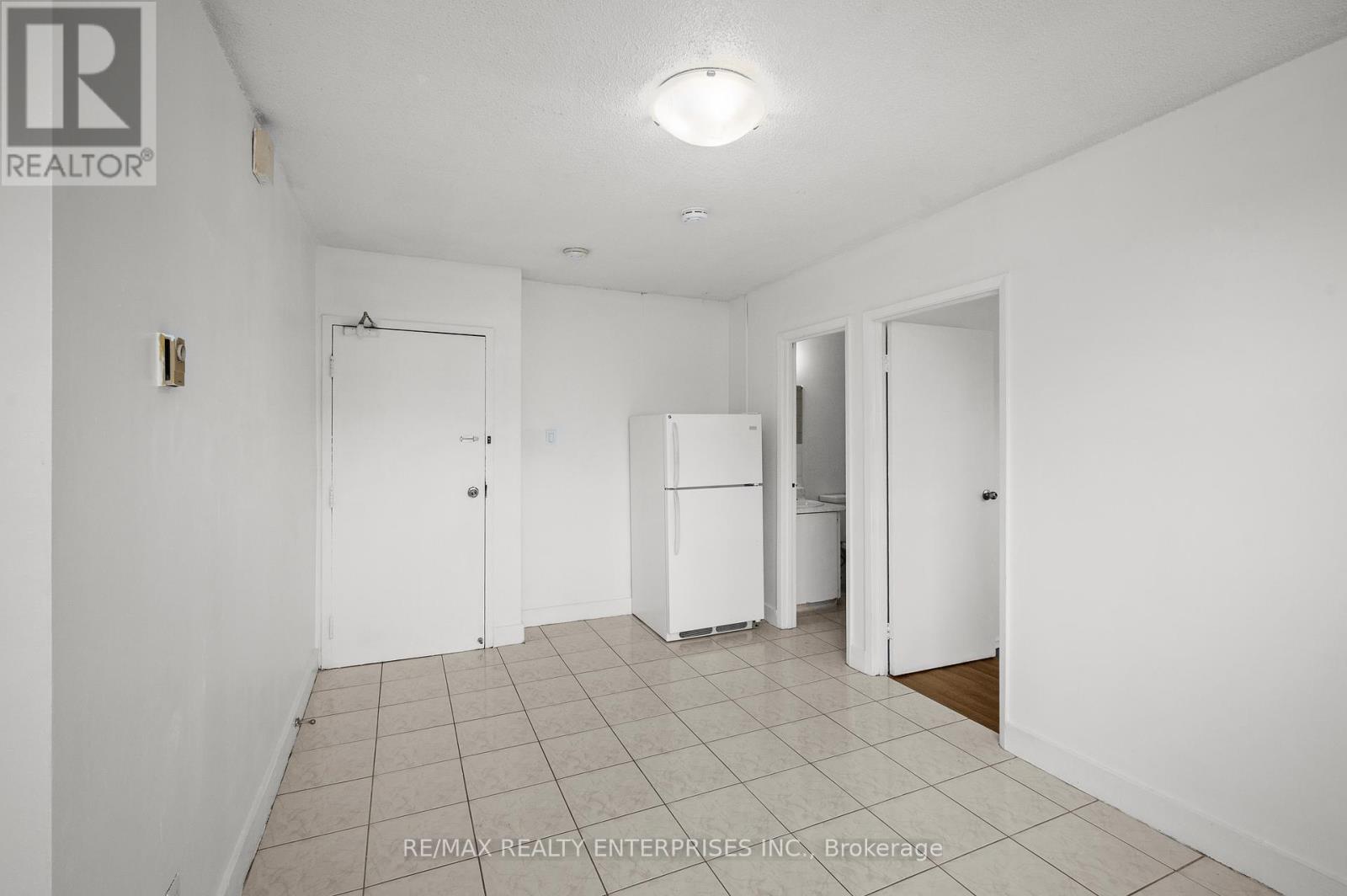 Photo 5 of 4 638 Dufferin Street, Toronto ON