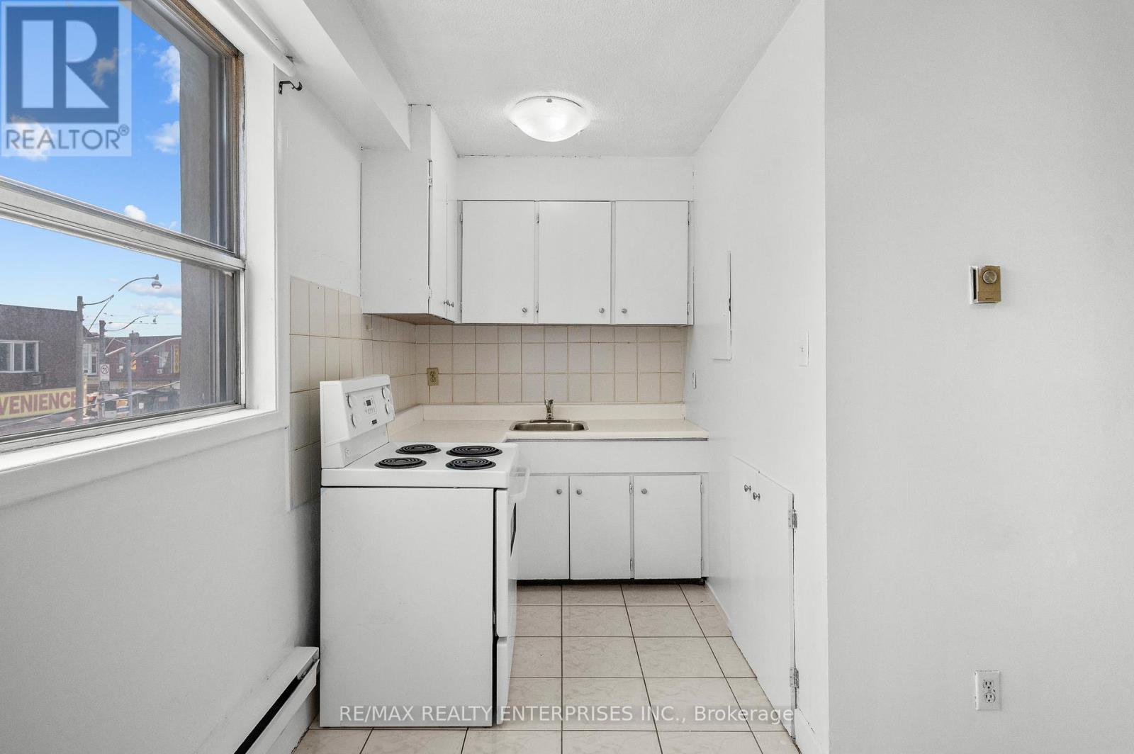Photo 9 of 4 638 Dufferin Street, Toronto ON