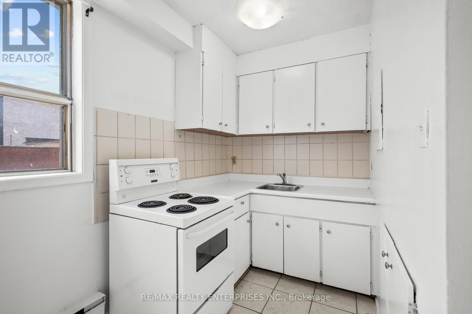 Photo 13 of 4 638 Dufferin Street, Toronto ON