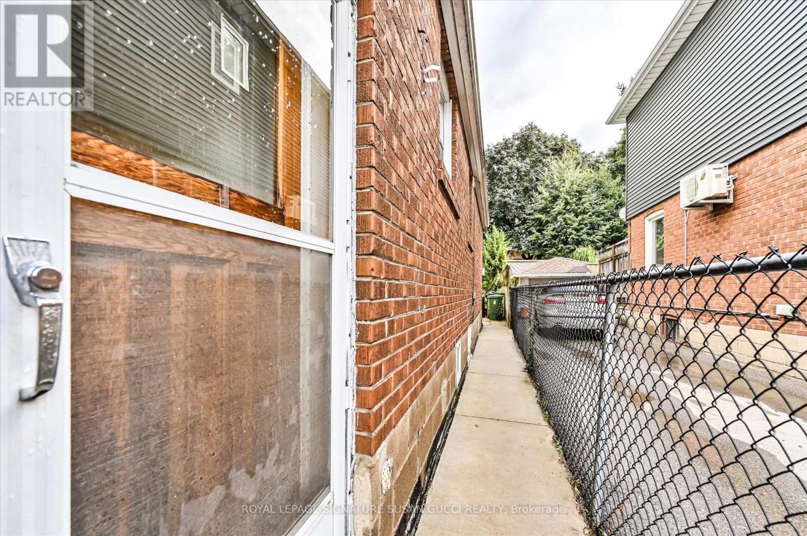 Photo 19 of 2747 St Clair Avenue E, Toronto ON