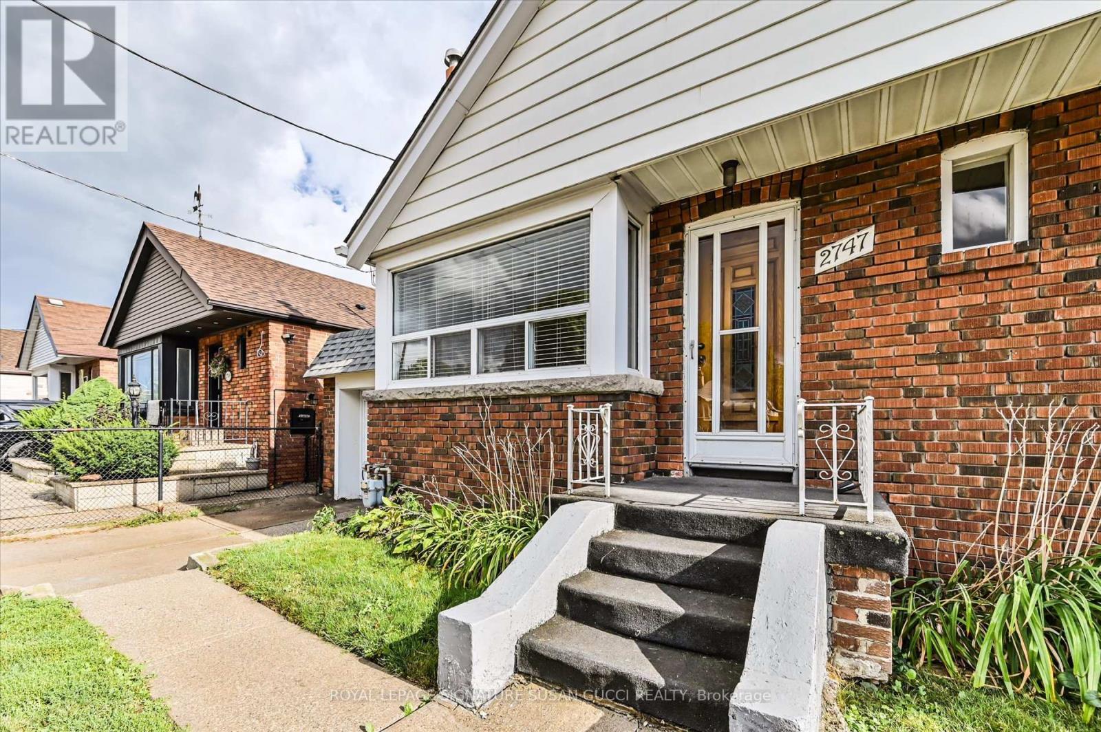 Photo 2 of 2747 St Clair Avenue E, Toronto ON