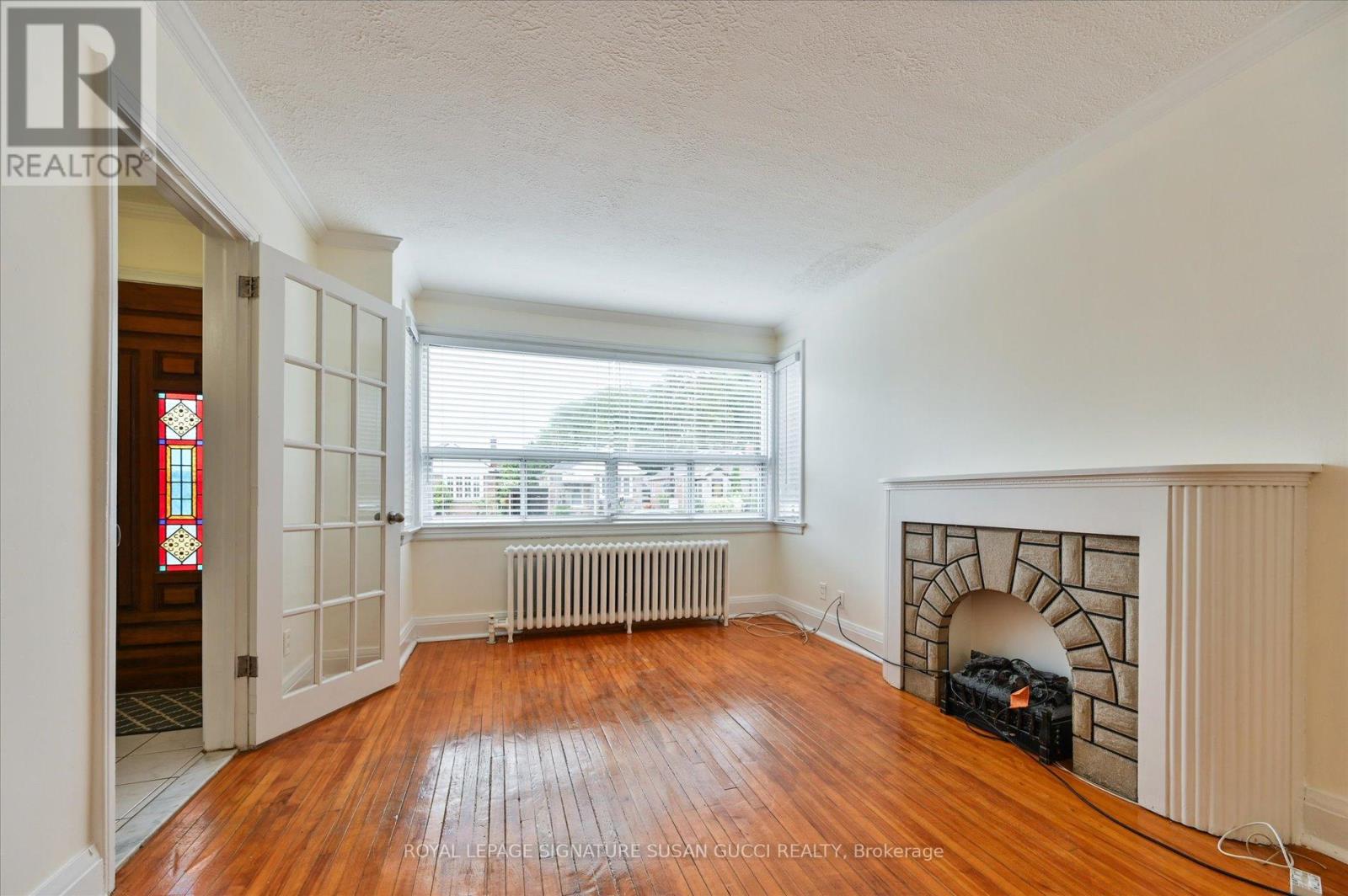 Photo 4 of 2747 St Clair Avenue E, Toronto ON