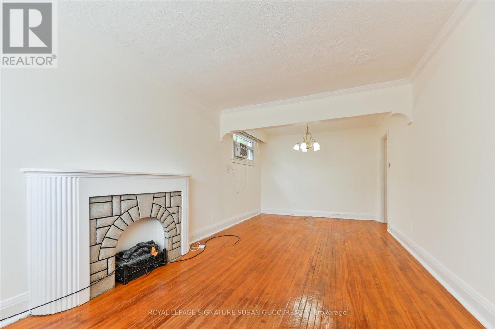 Photo 5 of 2747 St Clair Avenue E, Toronto ON
