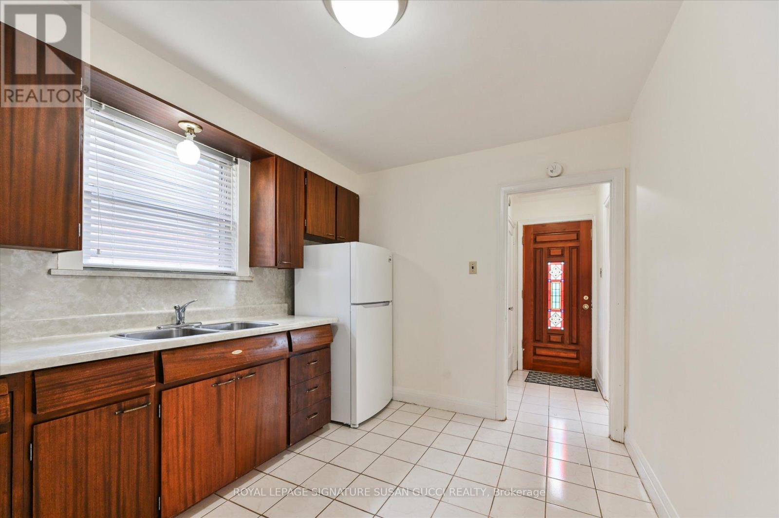Photo 8 of 2747 St Clair Avenue E, Toronto ON
