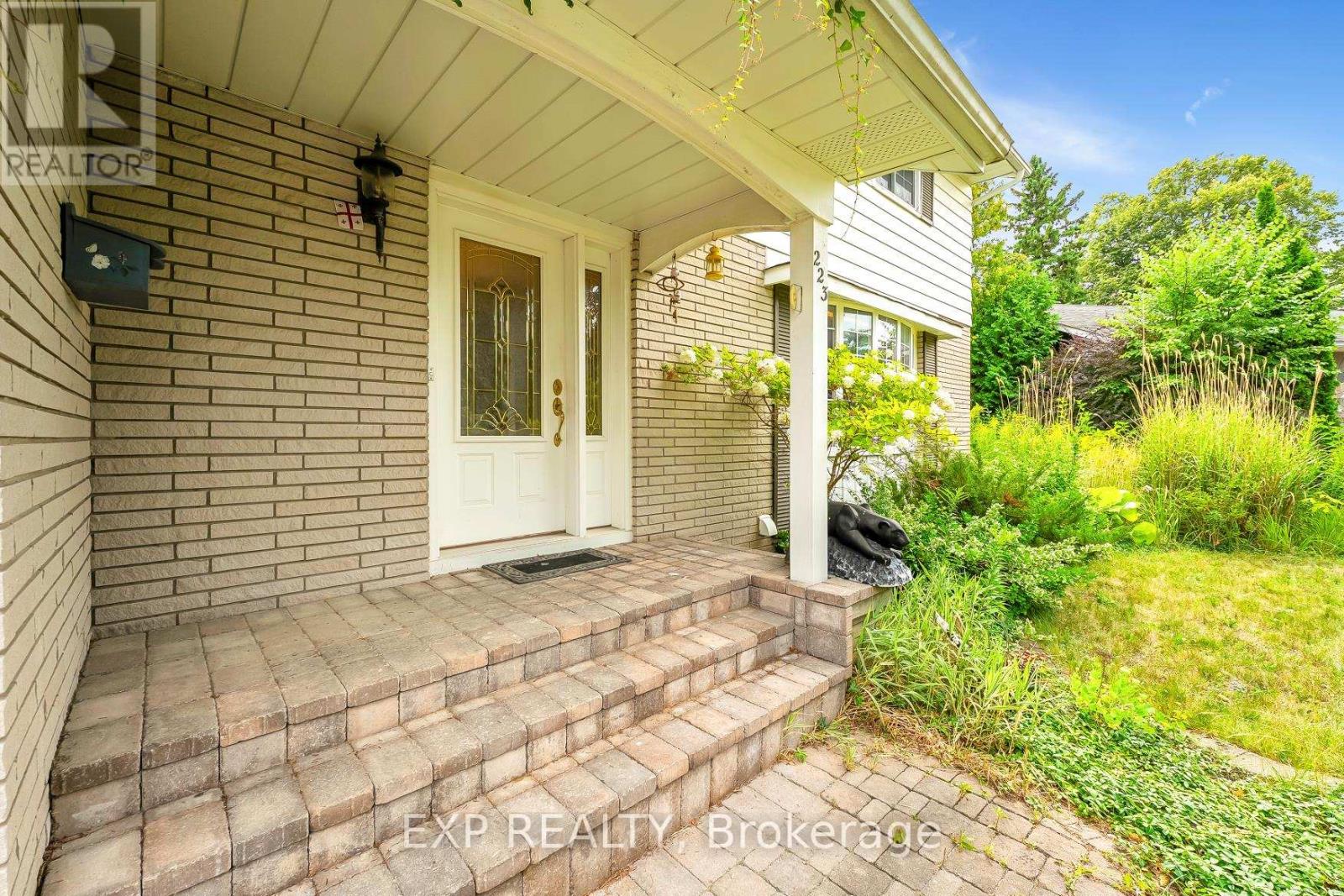 Photo 5 of 223 Violet Court, Oshawa ON