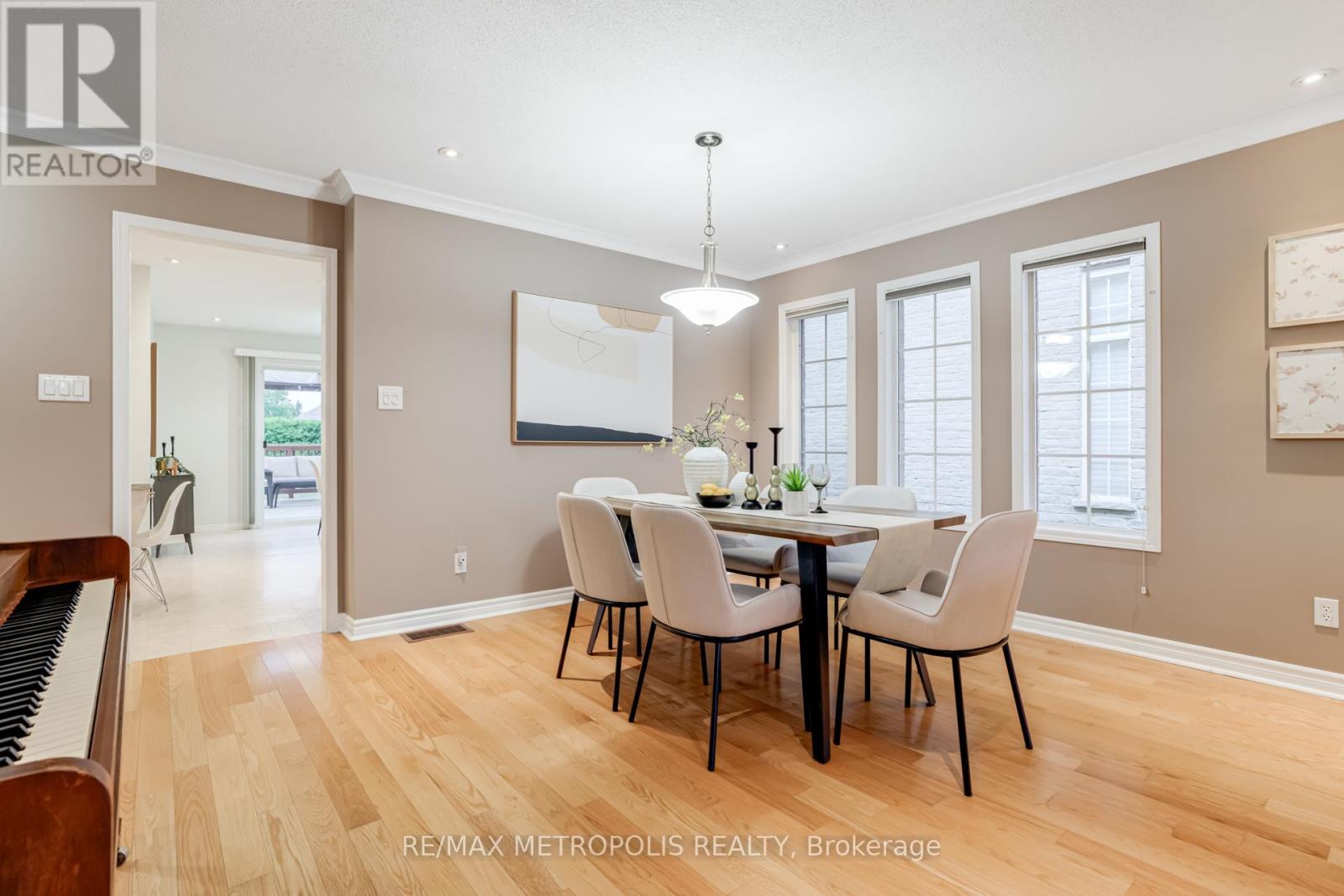 Photo 8 of 564 Blackwood Boulevard, Oshawa ON