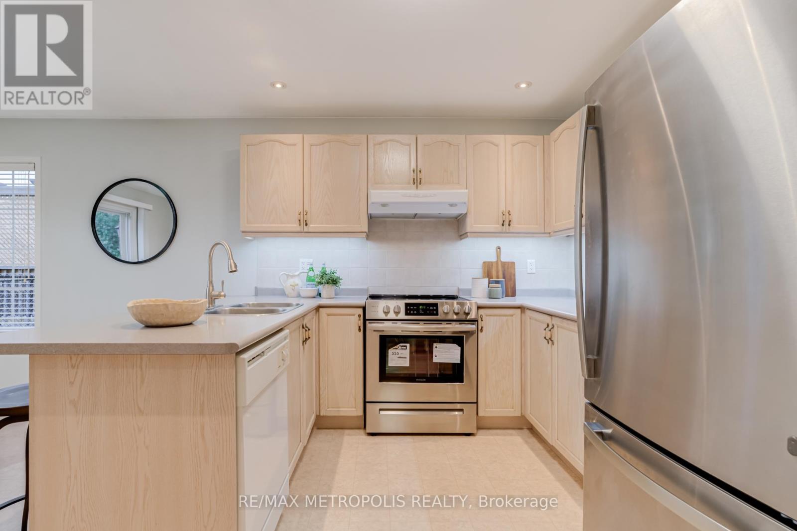 Photo 31 of 564 Blackwood Boulevard, Oshawa ON