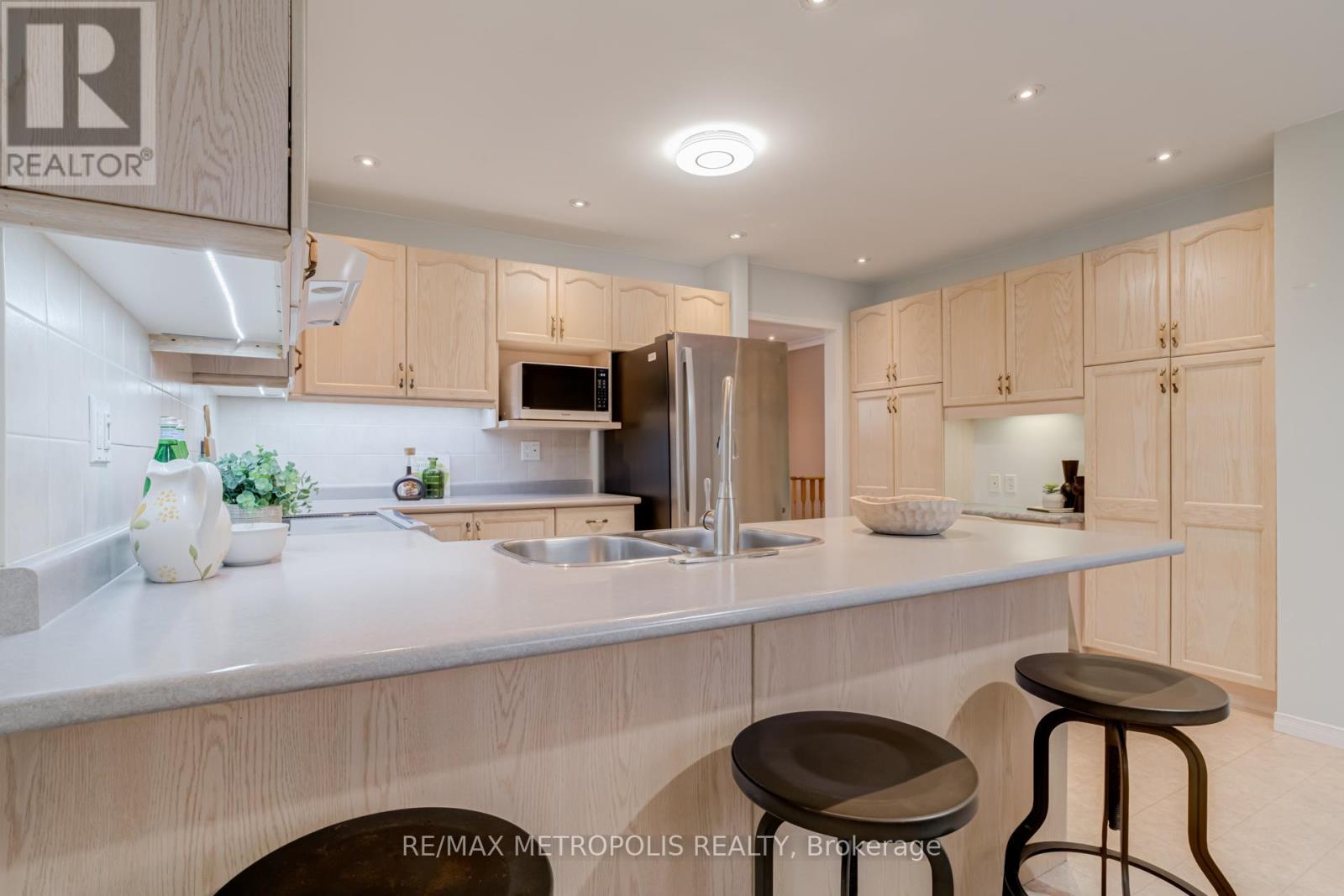 Photo 32 of 564 Blackwood Boulevard, Oshawa ON