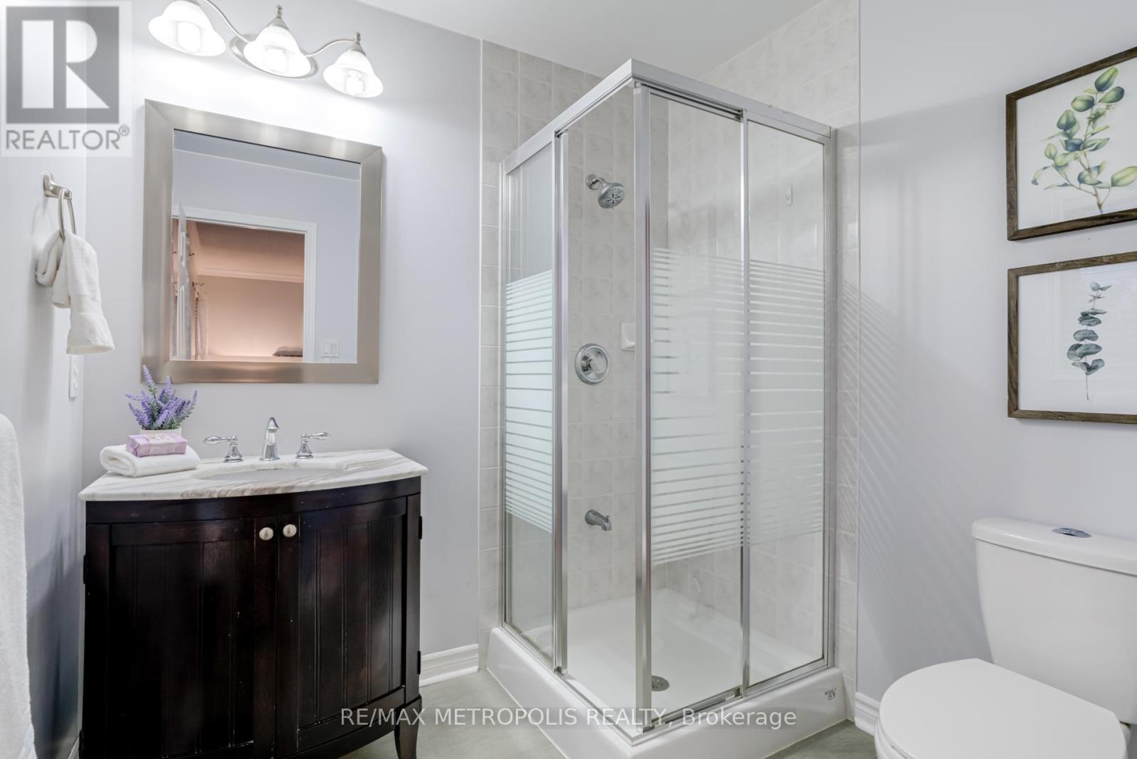 Photo 13 of 564 Blackwood Boulevard, Oshawa ON