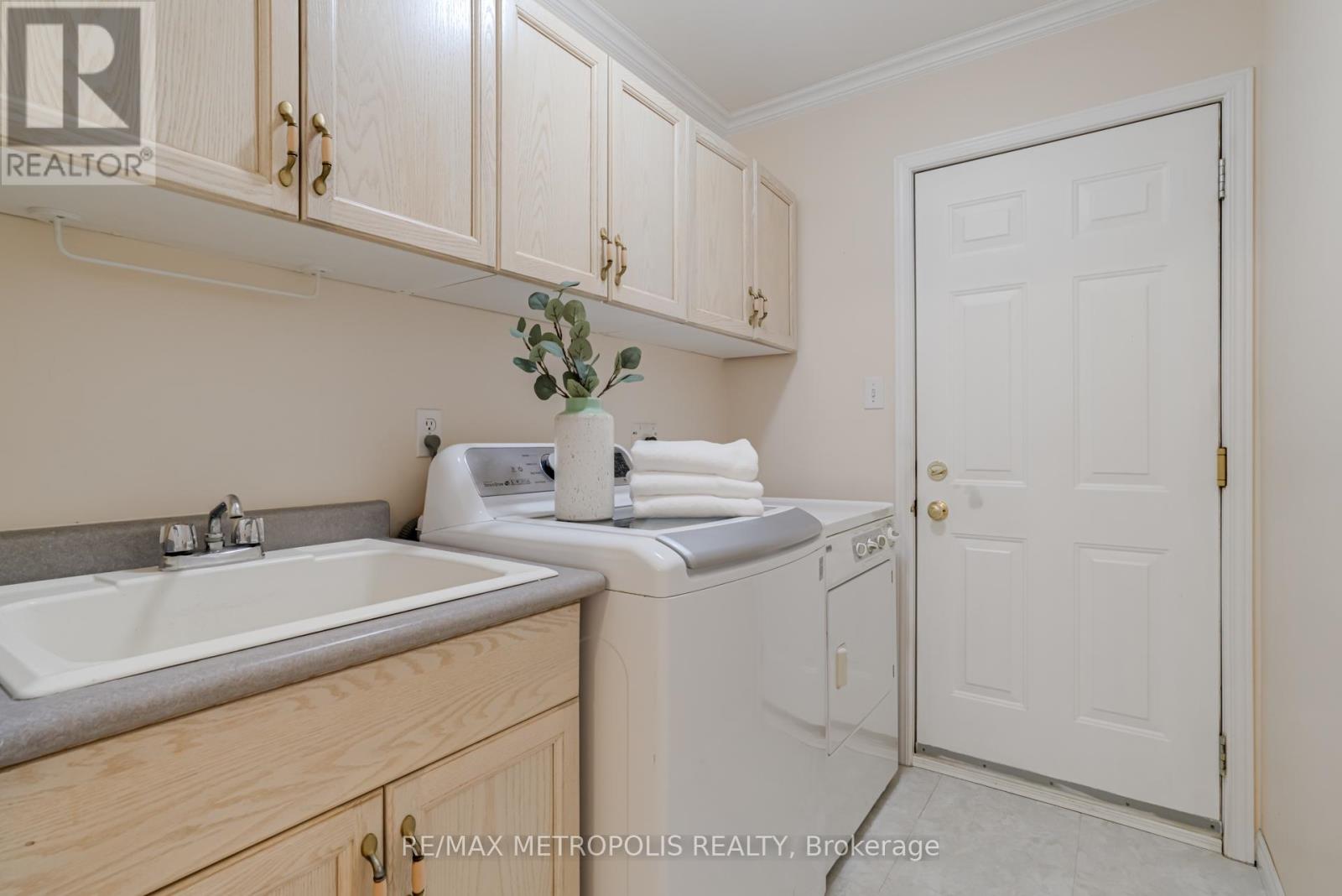 Photo 25 of 564 Blackwood Boulevard, Oshawa ON