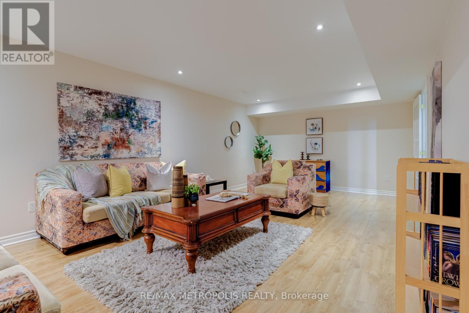Photo 3 of 564 Blackwood Boulevard, Oshawa ON