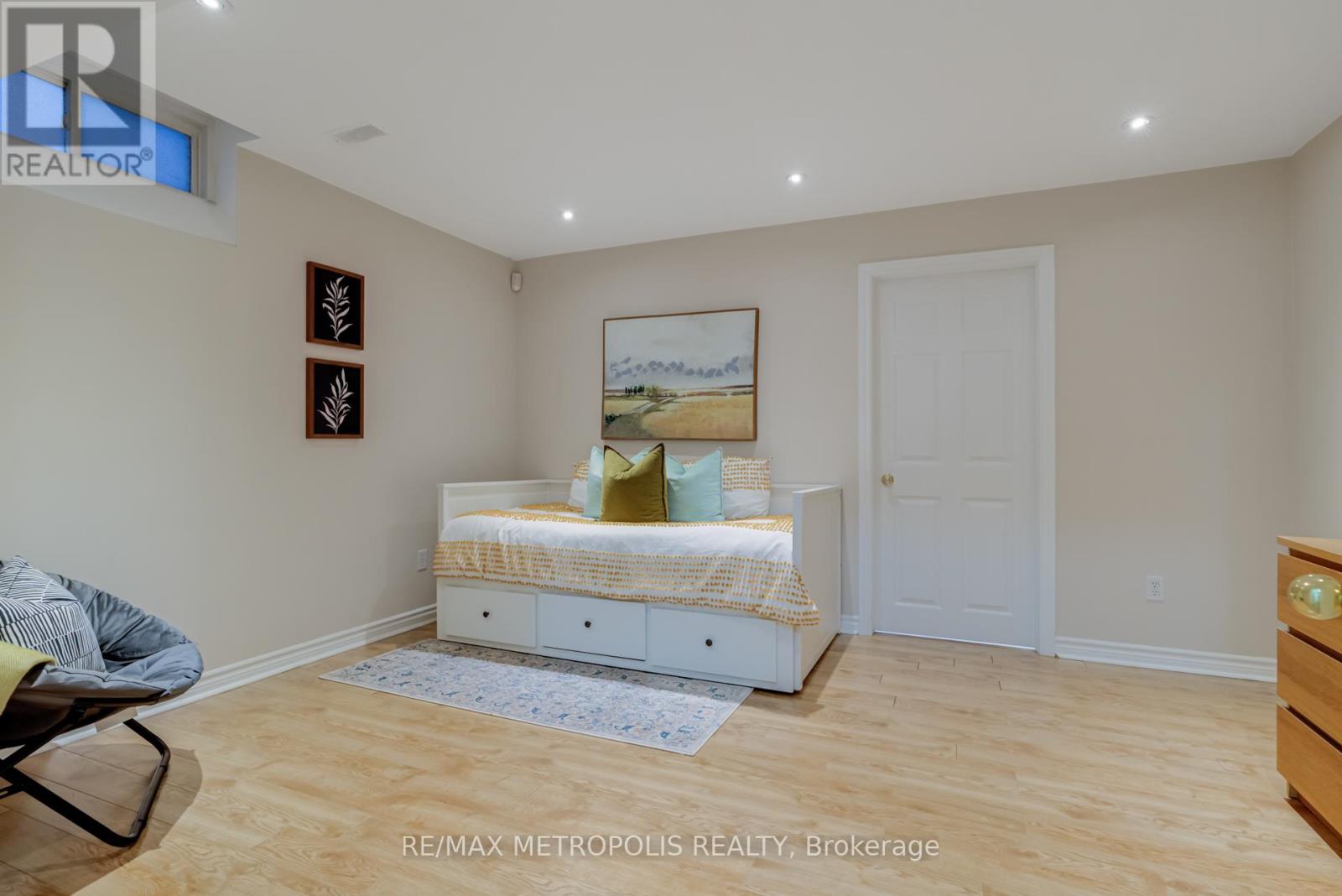 Photo 12 of 564 Blackwood Boulevard, Oshawa ON