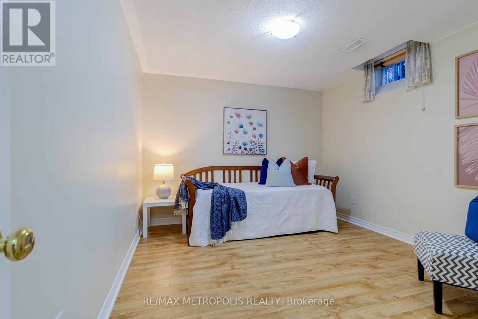 Photo 2 of 564 Blackwood Boulevard, Oshawa ON