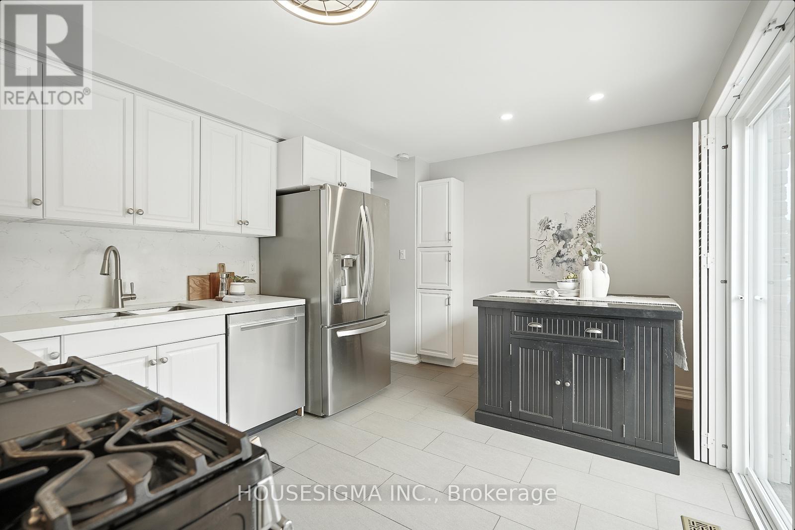 Photo 11 of 47 Winston Crescent, Whitby ON