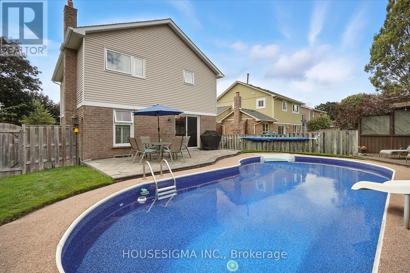 Photo 12 of 47 Winston Crescent, Whitby ON