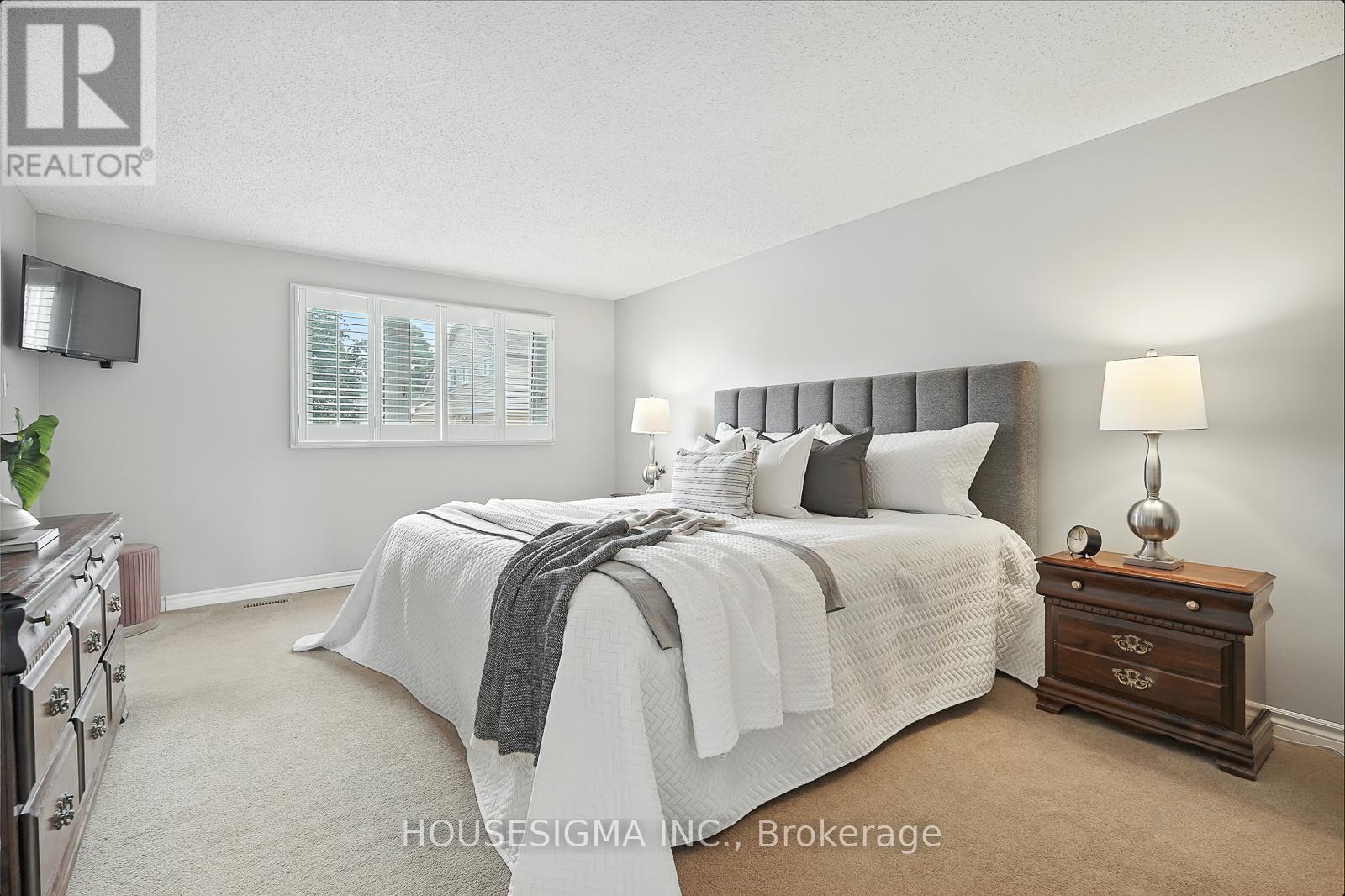Photo 15 of 47 Winston Crescent, Whitby ON