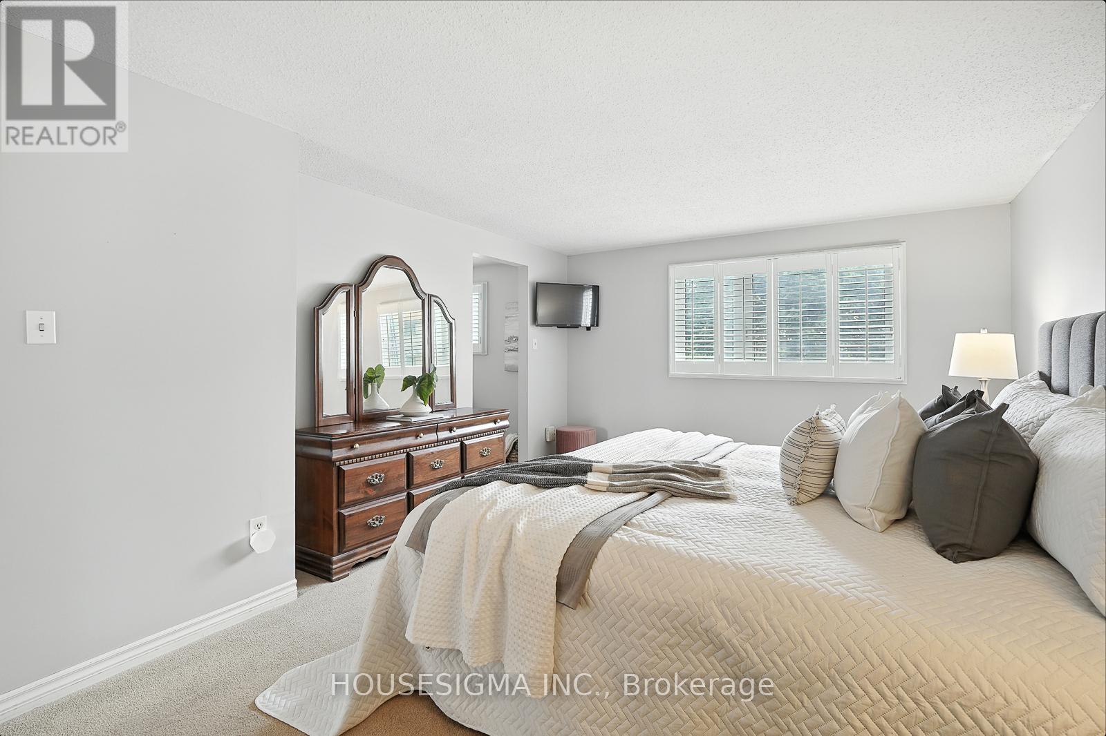 Photo 16 of 47 Winston Crescent, Whitby ON