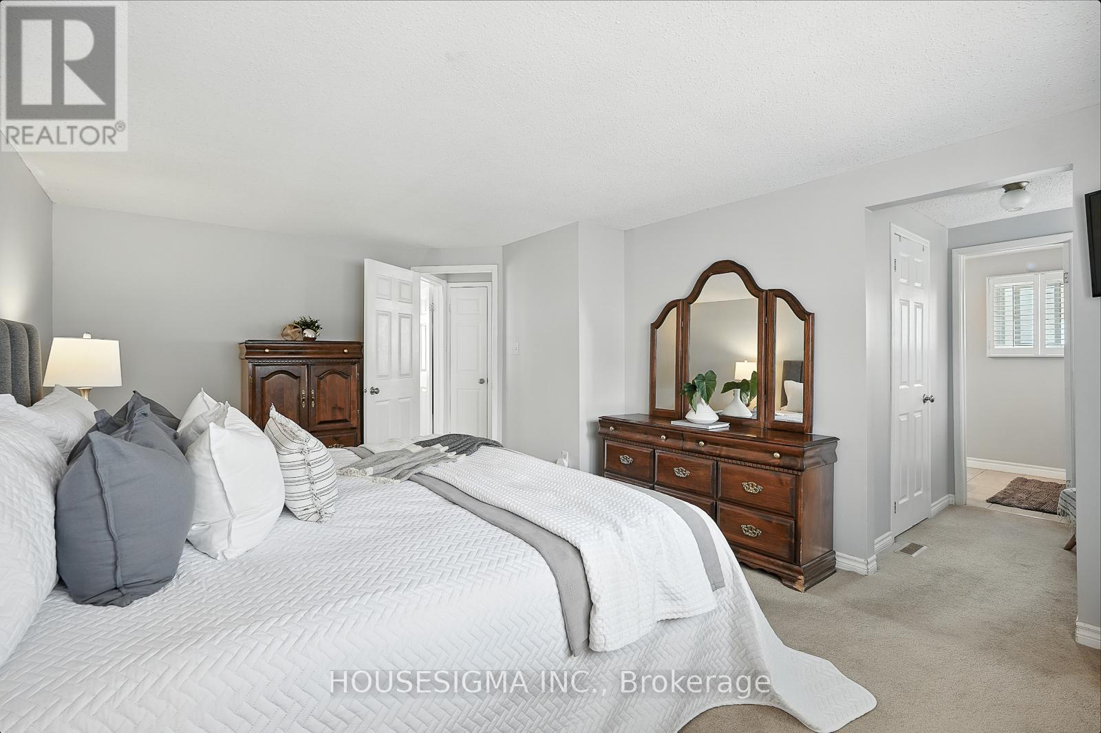 Photo 17 of 47 Winston Crescent, Whitby ON