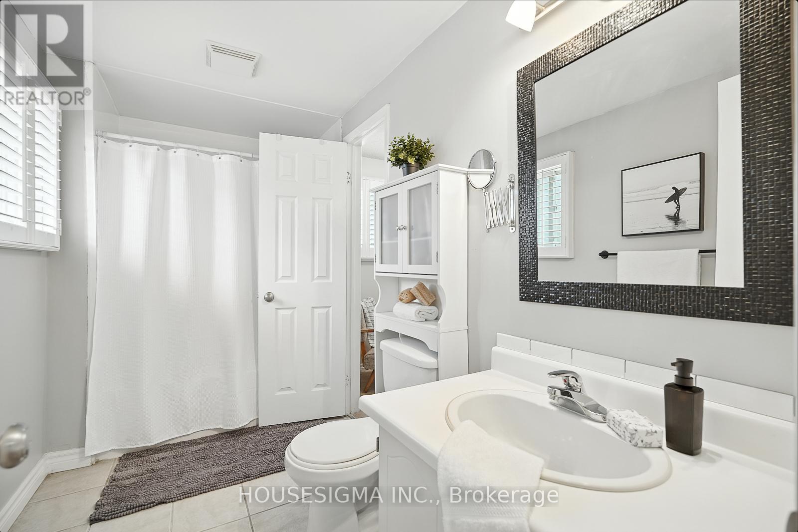 Photo 19 of 47 Winston Crescent, Whitby ON