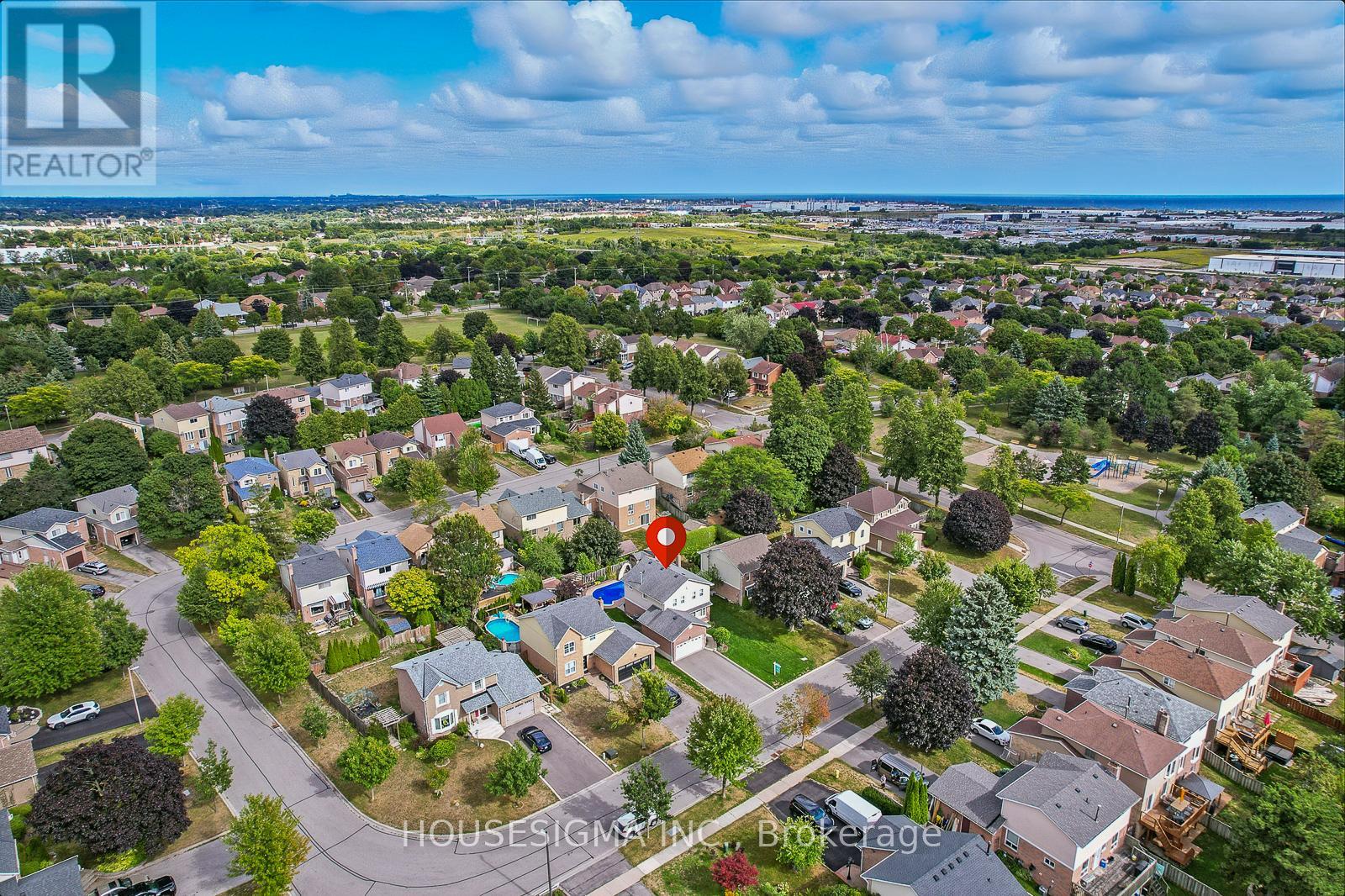 Photo 2 of 47 Winston Crescent, Whitby ON