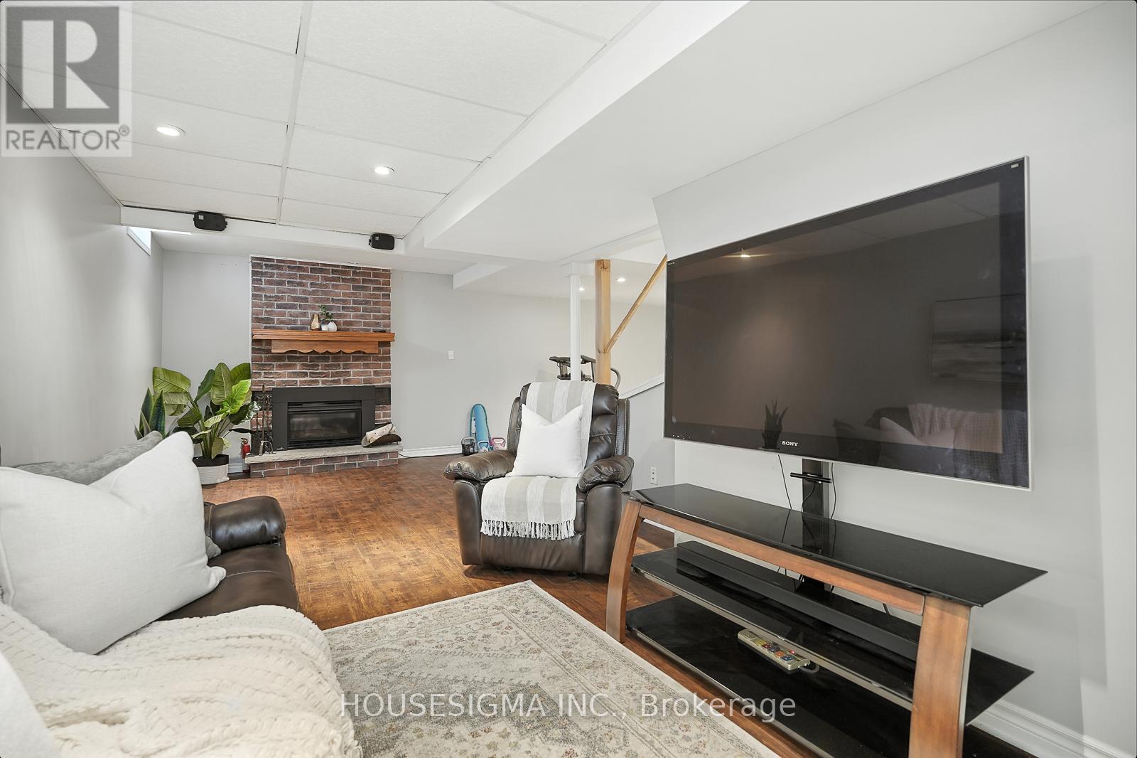 Photo 24 of 47 Winston Crescent, Whitby ON