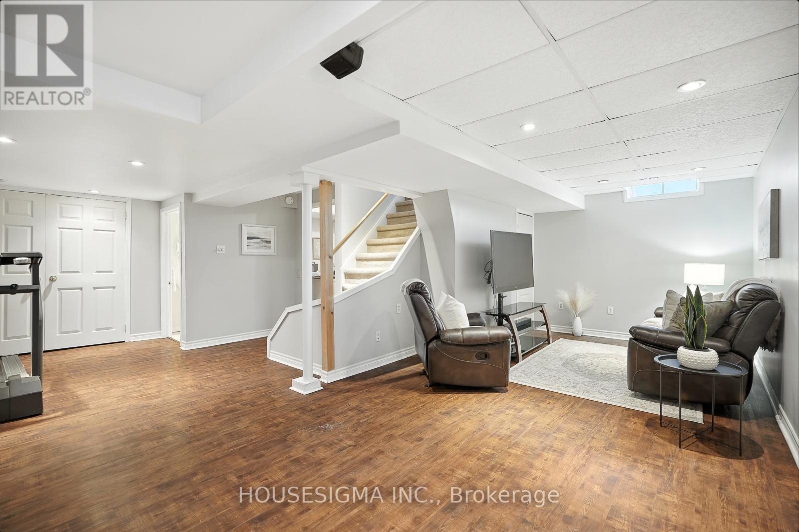 Photo 25 of 47 Winston Crescent, Whitby ON