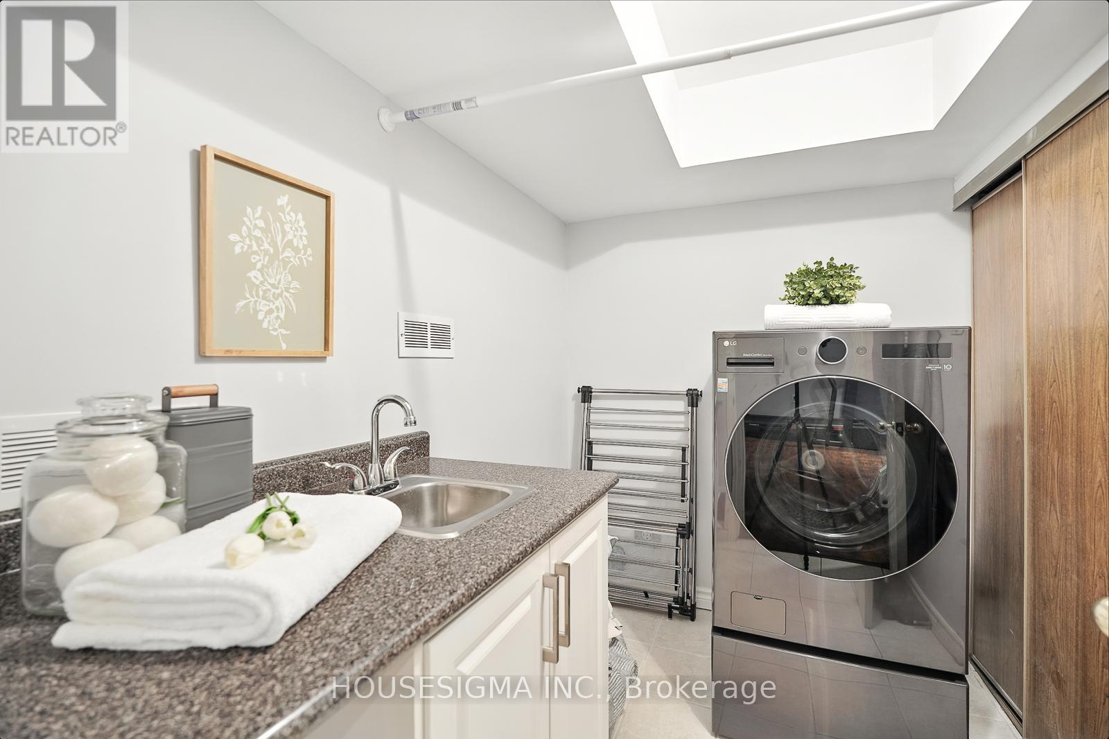 Photo 27 of 47 Winston Crescent, Whitby ON