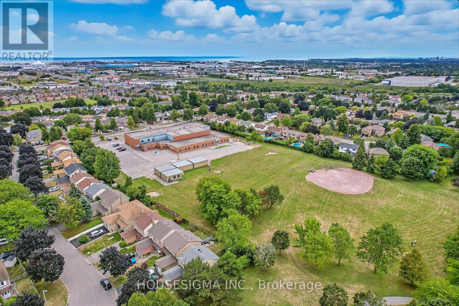 Photo 32 of 47 Winston Crescent, Whitby ON