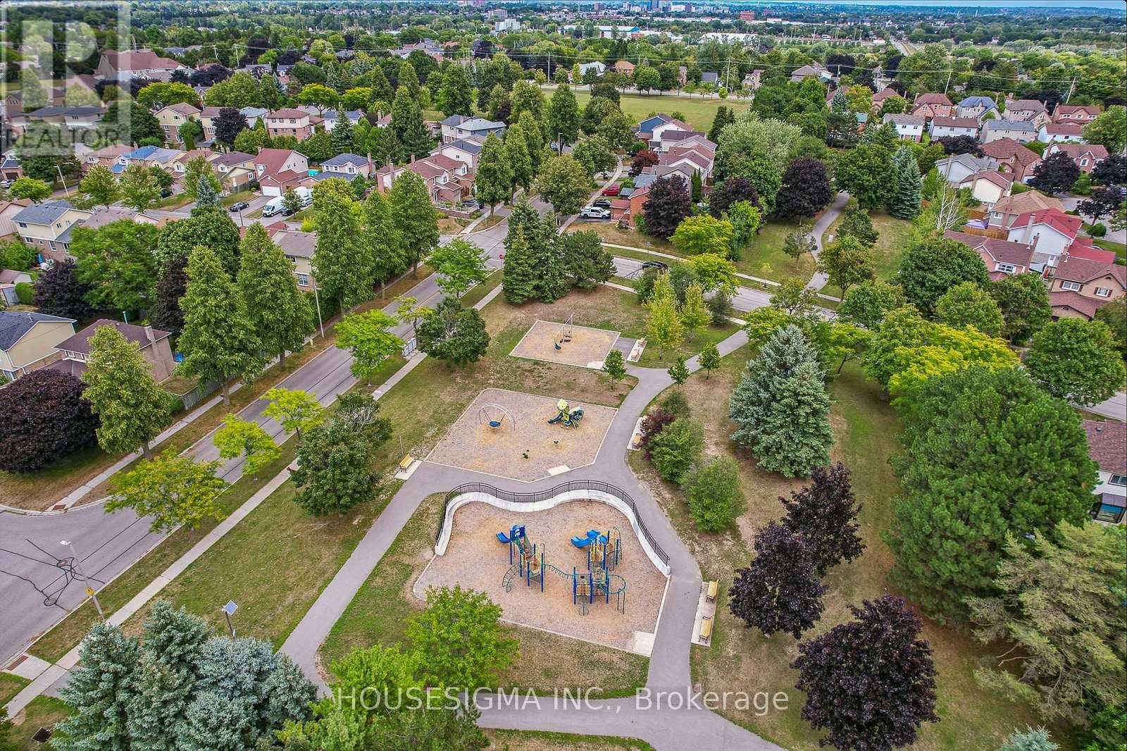 Photo 33 of 47 Winston Crescent, Whitby ON