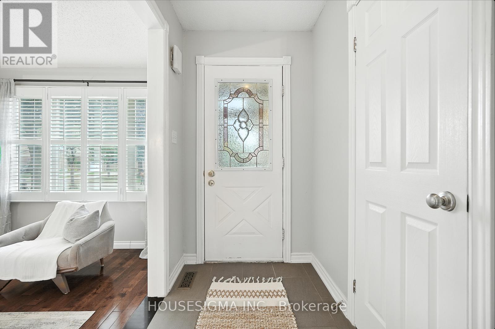 Photo 4 of 47 Winston Crescent, Whitby ON