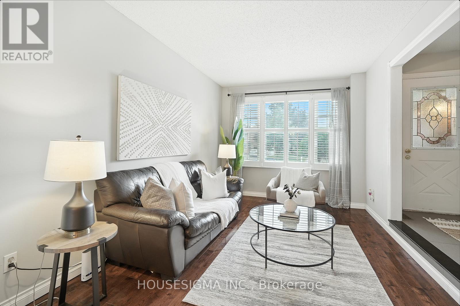 Photo 5 of 47 Winston Crescent, Whitby ON
